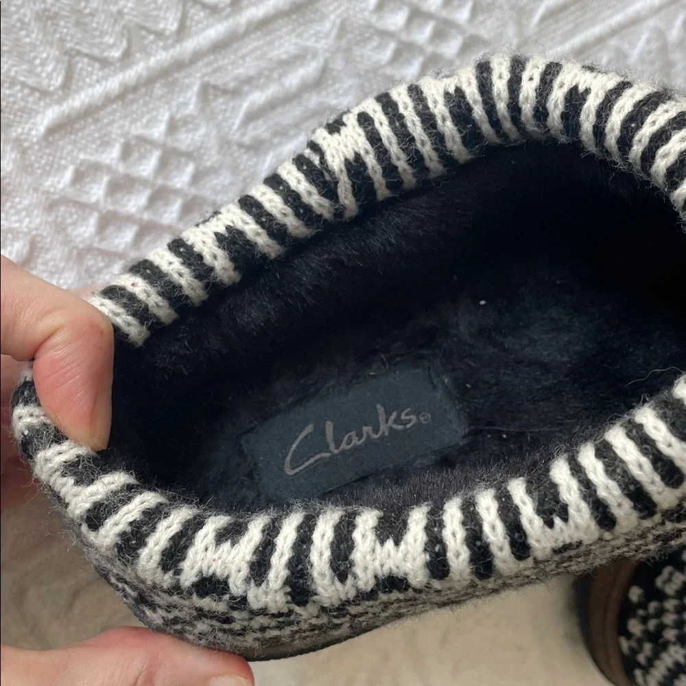Clarks leather indoor outdoor Women's Black Slippers fleece lined - Picture 9 of 16
